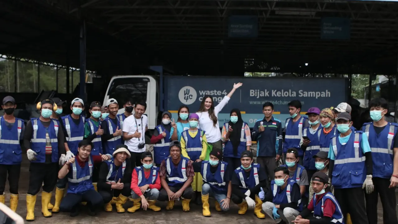 Luna Maya Bergabung dengan Waste4Change