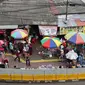 Aktivitas jual beli pedagang kaki lima (PKL) di depan Stasiun Tanah Abang, Jakarta, Kamis (3/5). Diberikannya izin berjualan di kawasan tersebut menyebabkan fungsi trotoar dan jalan raya beralih fungsi. (Liputan6.com/Immanuel Antonius)