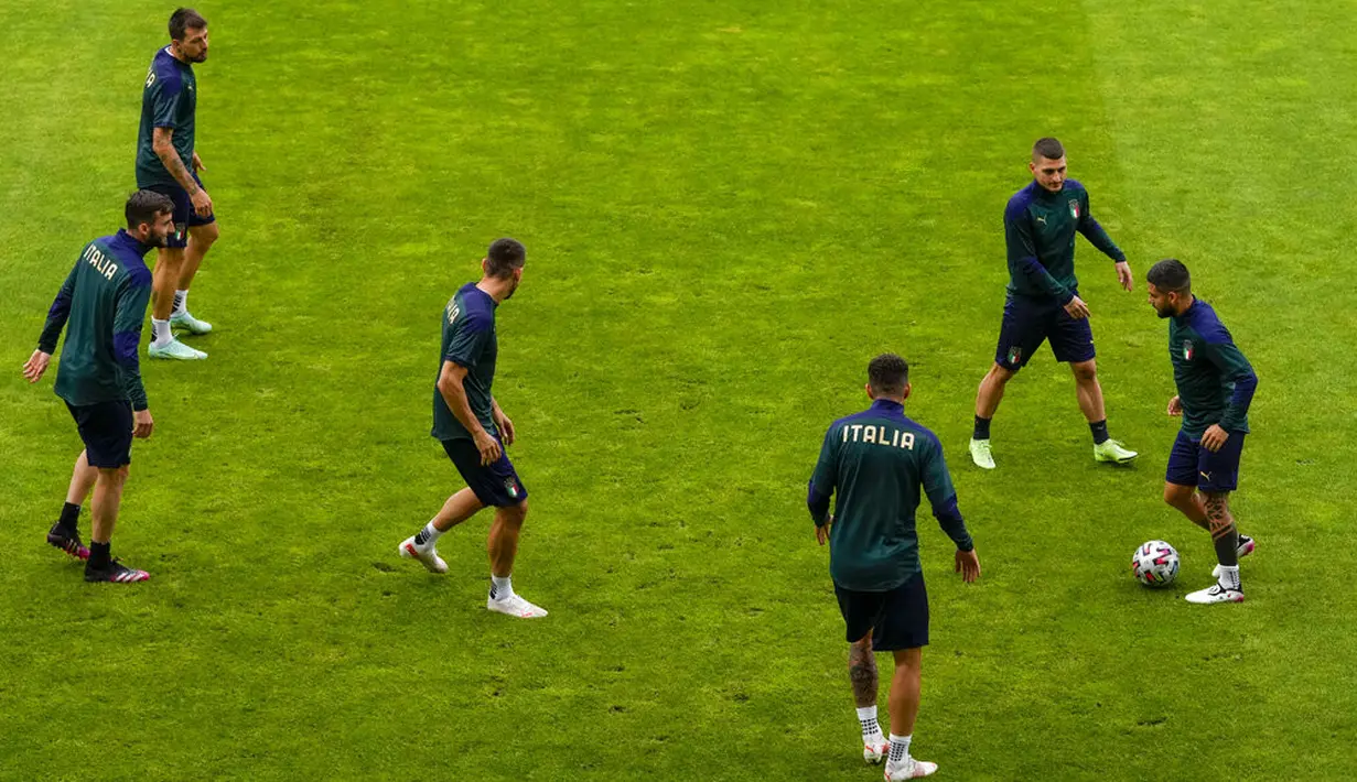 Para pemain Italia selama sesi latihan di stadion Hive di London, Inggris, Senin (5/7/2021). Italia akan menghadapi Spanyol pada babak semifinal Euro 2020  di Stadion Wembley, Inggris. (AP/Matt Dunham)