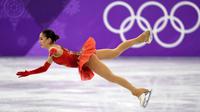 Aksi Alina Zagitova dari Rusia dalam kejuaraan figure skating putri selama Olimpiade Musim Dingin Pyeongchang 2018 di Pyeongchang Medals Plaza (23/2). Alina Zagitova mengalahkan rekan senegaranya Evgenia Medvedeva. (AFP Photo/Kirill Kudryavtsev)