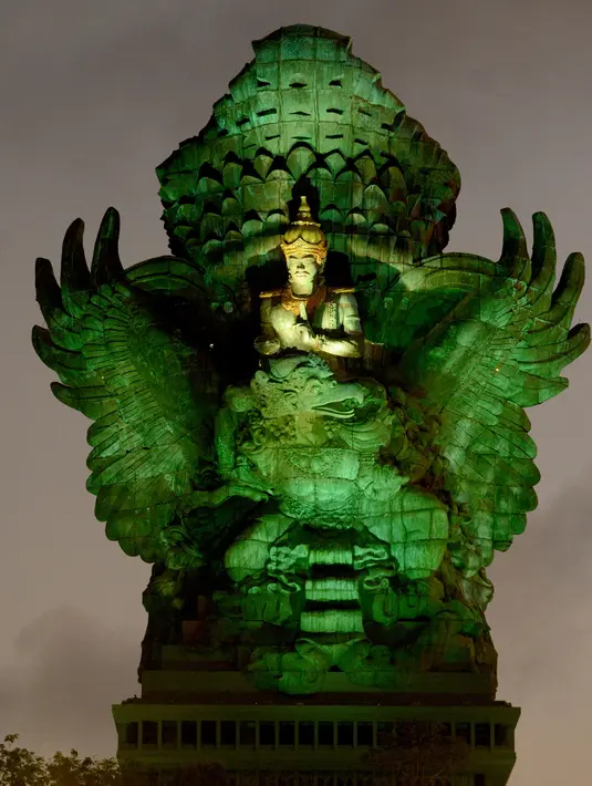 Foto pada 22 September 2018 menunjukkan Patung Garuda Wisnu Kencana saat kegiatan peresmian di Ungasan, Bali. Maha karya seniman patung nasional I Nyoman Nuarta itu rampung dnegan total anggaran sekitar Rp 450 miliar. (AFP/SONNY TUMBELAKA)