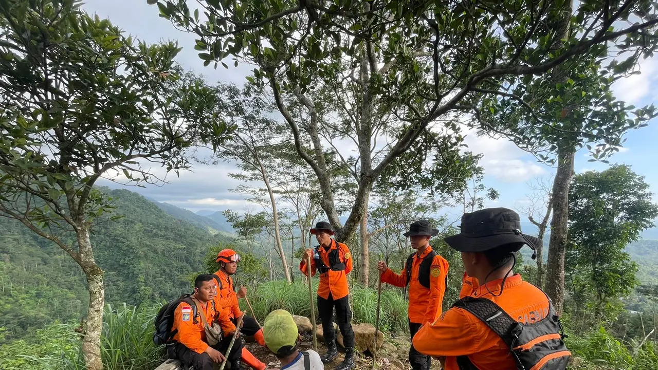 Pencarian kakek 82 tahun yang hilang di Gunung Ardilawet Purbalingga. (Foto: Liputan6.com/Basarnas)