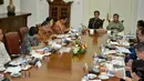 Presiden Joko Widodo (kiri menghadap lensa) bersama Wapres Jusuf Kalla (kanan) memimpin rapat terbatas kabinet di Istana Bogor, Senin (16/2/2015). Terlihat sejumlah menteri menyimak rapat tersebut. (Liputan6.com/Faizal Fanani)