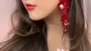 Melengkapi tampilannya, Sherina mengenakan anting-anting panjang warna merah.  [@vagueskin]