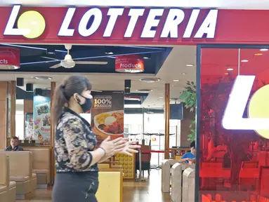 Seorang perempuan melintas di depan gerai makanan cepat saji asal Korea, Lotteria di Kawasan Fatmawati, Jakarta, Satu (20/6/2020). Setelah 9 tahun, Lotteria mengumumkan akan menutup semua gerainya di Indonesia secara permanen per tanggal 29 Juni 2020. (Liputan6.com/Herman Zakharia)