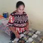 Astri, salah satu ibu PKK asal Desa Sopo, Kecamatan Amunuban Tengah, Kabupaten Timor Tengah Selatan, Nusa Tenggara Timor (NTT) tengah menyiapkan makanan untuk dikirimkan ke anak-anak stunting serta ibu hamil yang ada di sana. (Foto: Benedikta Desideria)