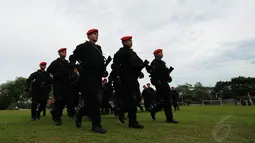 Sejumlah anggota Kopassus TNI AD bersiap mengikuti Latihan Gabungan Gultor Tri Matra IX TA.2014 di Halim Perdanakusuma Jakarta, Senin (1/12/2014). Latihan penanggulangan teror untuk memelihara kedaulatan NKRI. (Liputan6.com/Helmi Fithriansyah)