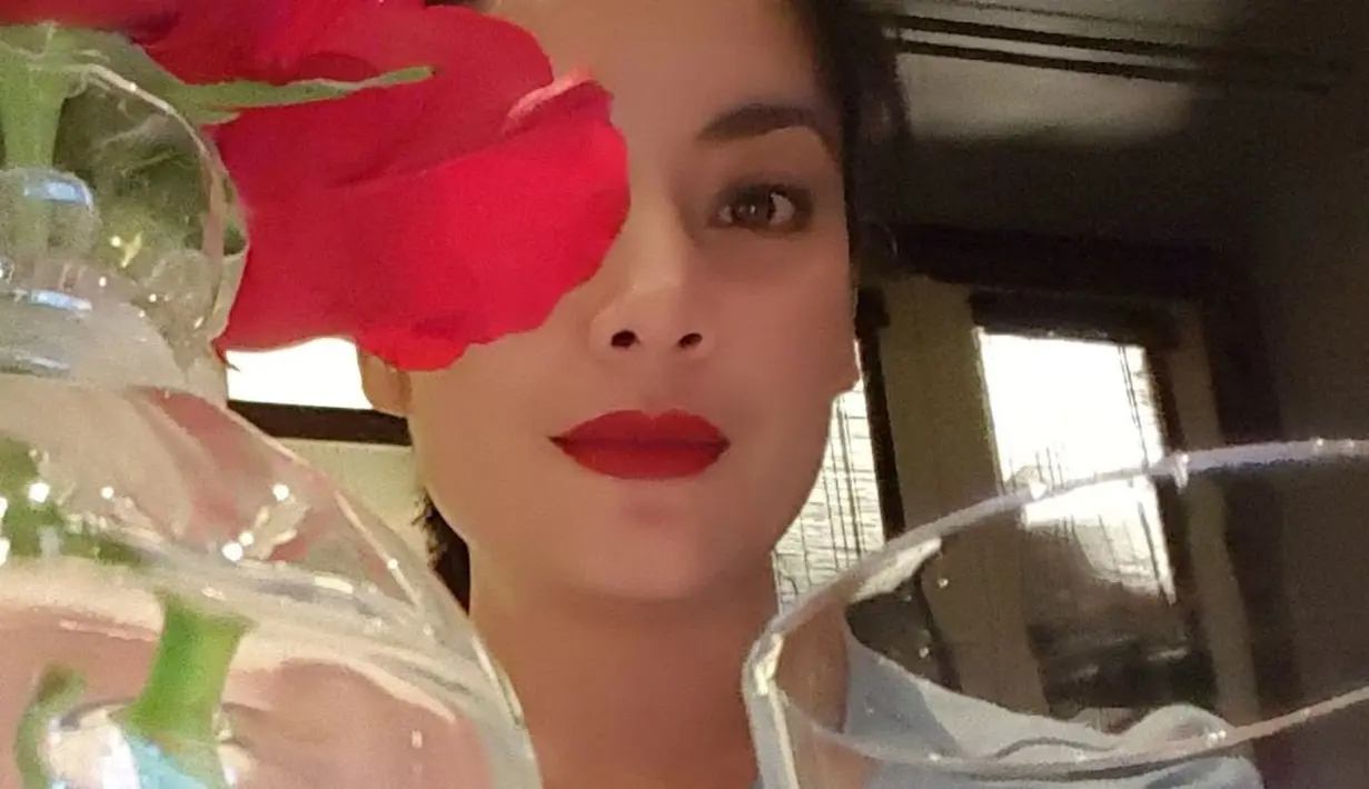 Walau tak tampak seluruhnya, lihat cantiknya Lulu Tobing dengan pulasan lipstik merah. [Foto: Instagram/lutob]