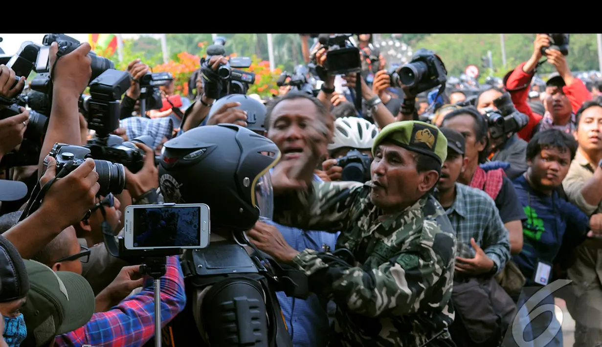 Seorang aparat diserang memicu bentrokan fisik antara aparat dengan massa Prabowo, Jakarta, Kamis (21/8/2014) (Liputan6.com/Faisal R Syam)