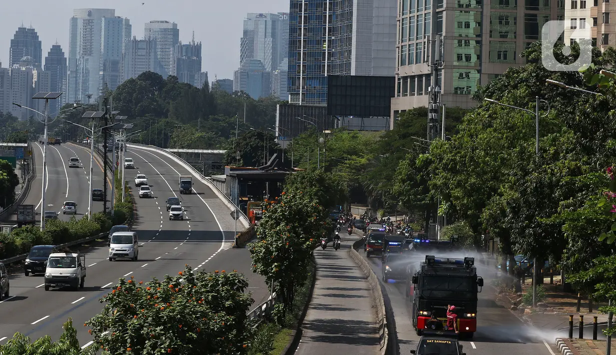 Mobil Water Cannon milik Polisi menyemprotkan Disinfektan di jalan Slipi, Jakarta, Selasa (31/3/2020). Meluasnya Covid-19 membuat petugas kepolisian Berinisiatif menyemprotkan Disinfektan menggunakan Water Cannon memutari jalan, Petamburan, Slipi Raya Jakarta Barat. (Liputan6.com/Johan Tallo)