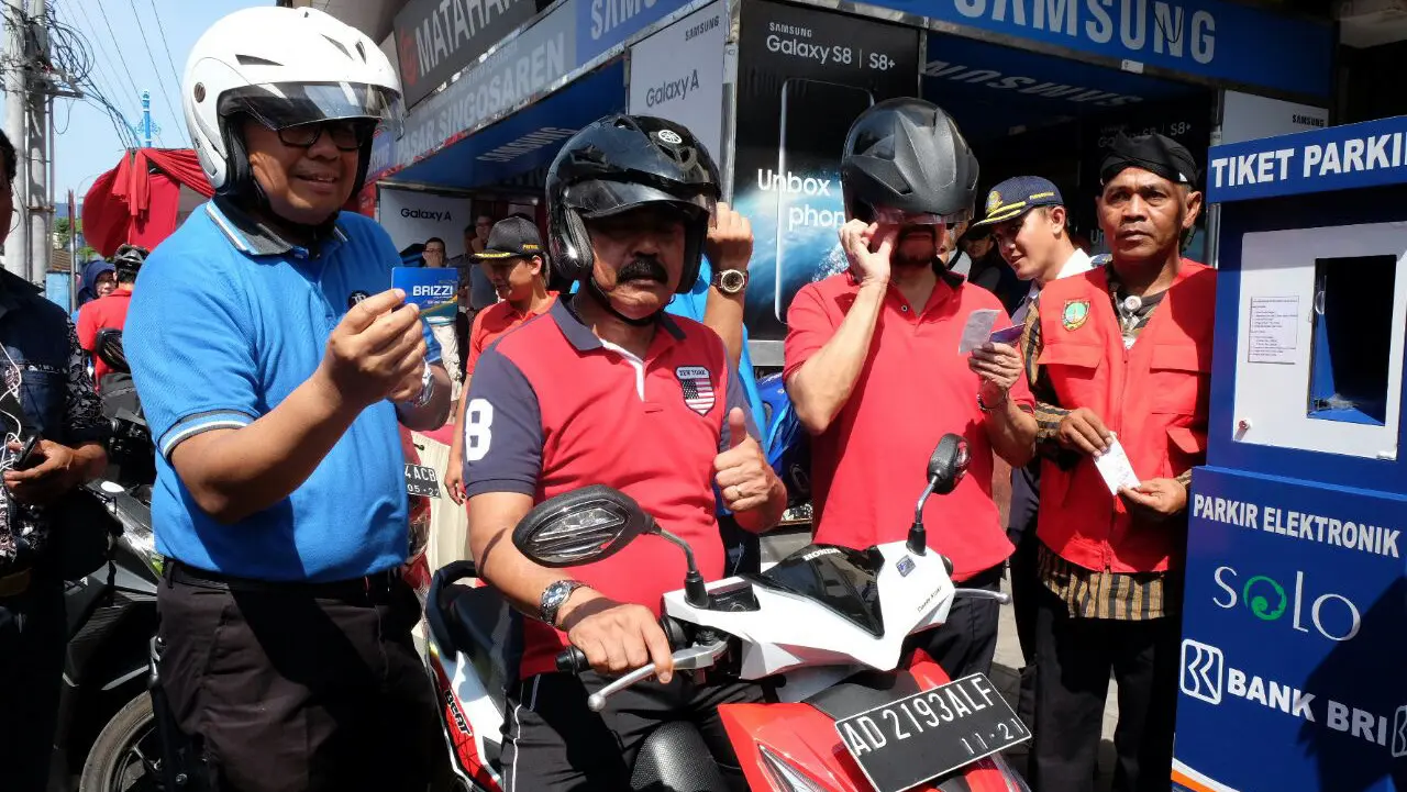 Wali Kota Solo FX Hadi Rudyatmo didampingi Kakanwil BRI Yogyakarta menunjukkan kartu Brizzi yang digunakan untuk membayar parkir elektronik di Jalan Gatot Subroto Solo, Jumat (4/8).(Liputan6.com/Fajar Abrori)