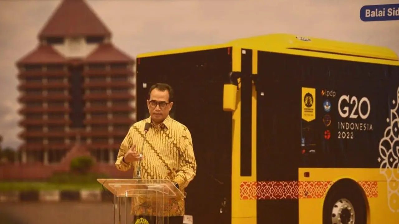 Menteri Perhubungan Budi Karya Sumadi mengapresiasi hasil karya bus listrik buatan Universitas Indonesia. (Dok Kemenhub)