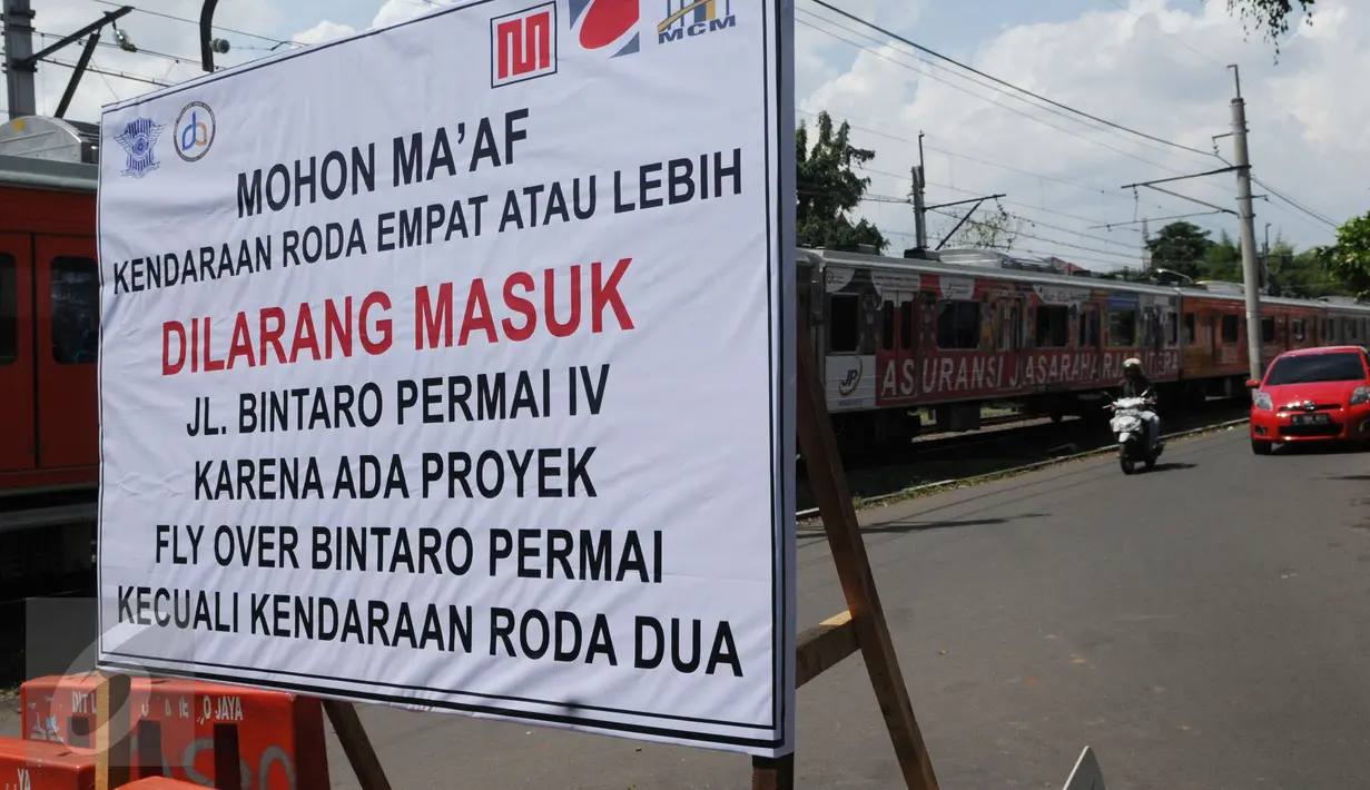 Sebuah papan pengumuman terpasang di dekat perlintasan kereta api Bintaro, Jakarta, Minggu (19/3). Rencana penutupan perlintasan rel kereta Bintaro ini per 1 April arus lalu lintas akan di alihkan ke jalan alternatif lainnya. (Liputan6.com/Helmi Afandi)
