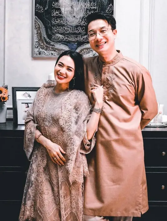 <p>Ketika merayakan Hari Raya Idul Fitri, penampilan pasangan ini mencuri perhatian. Pasalnya Wika Salim dan Max Adam sudah mirip seperti suami istri. [Foto: instagram.com/wikasalim]</p>