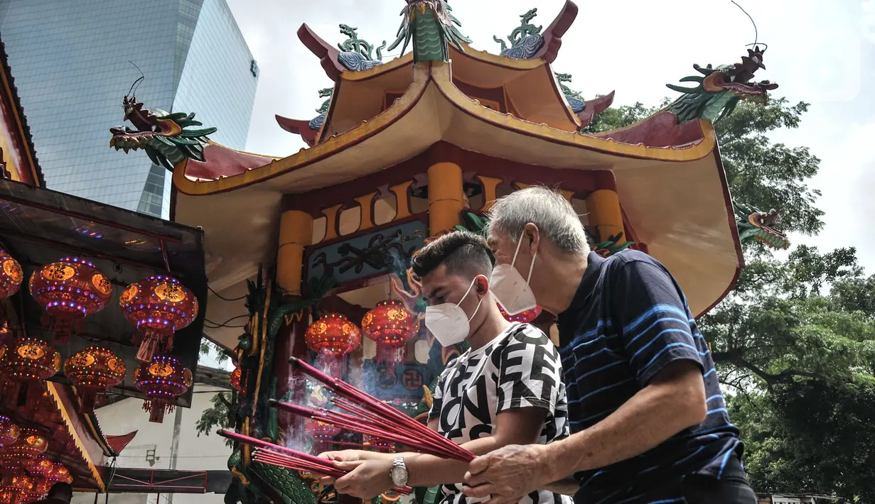 Warga keturunan Tionghoa saat melakukan sembahyang Tahun Baru Imlek 2573 Kongzili di Vihara Amurva Bhumi, Jakarta, Selasa (1/2/2022). Pengurus Vihara Amurva Bhumi menerapkan protokol kesehatan dalam kegiatan sembahyang Imlek guna mencegah penularan Covid-19. (merdeka.com/Iqbal S Nugroho)