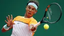 Pukulan kiri Nadal membawanya ke babak ketiga Monte Carlo Masters  (REUTERS/Eric Gaillard)