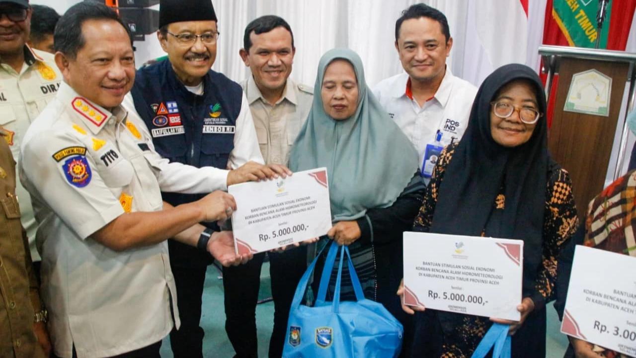 Kasatgas Tito pada Penyerahan Bantuan Pemerintah untuk Penanganan Korban Bencana Alam di Wilayah Sumatera di Pendopo Bupati Aceh Timur, Aceh, Senin (16/3/2026).