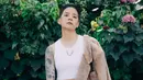 <p>Amber mengenakan outfit koleksi Louis Vuitton, mulai dari crop top, jaket bulu, tas, hingga celana kulit. Foto ini begitu mencolok dengan tato yang diseluruh lengan kanannya. (Foto: Instagram/ amberliu)</p>