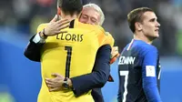 Pelatih timnas Prancis, Didier Deschamps, memeluk kapten timnya, Hugo Lloris, setelah memastikan tiket ke final Piala Dunia 2018.  (AP Photo/Martin Meissner)