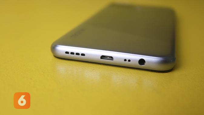 Realme C15, sisi bawah masih menggunakan port USB Micro untuk pengisian daya (Liputan6.com/ Agustin Setyo W)