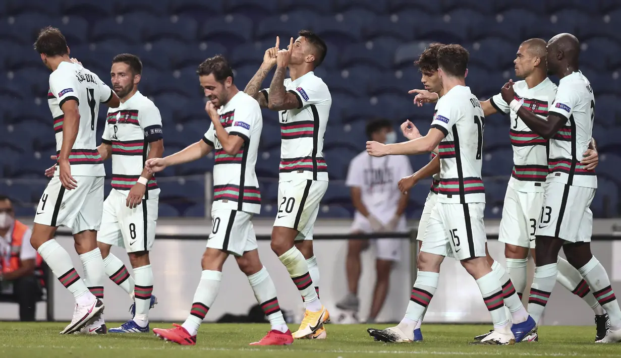 Para pemain Portugal merayakan gol yang dicetak oleh Joao Cancelo ke gawang Kroasia pada laga UEFA Nations League di Stadion Dragao, Minggu (6/9/2020). Portugal menang dengan skor 4-1. (AP/Miguel Angelo Pereira)