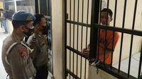 Randy Bagus ditahan di polda Jatim dan diborgol (Dian Kurniawan/Liputan6.com)