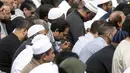 Umat Muslim berpartisipasi dalam salat Jumat di Hagley Park, Kota Christchurch, Selandia Baru, Jumat (22/3). Ibadah itu digelar sepekan selepas serangan mengerikan terhadap dua masjid di kota Christchurch yang menewaskan 50 orang. (Marty MELVILLE / AFP)