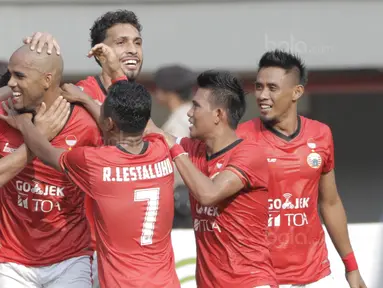 Striker Baru Persija, Reinaldo, melakukan selebrasi usai mencetak gol ke gawang Persiba pada laga Liga 1 di Stadion Patriot, Bekasi, Jumat  (12/8/2017). Persija menang 2-0 atas Persiba. (Bola.com/M Iqbal Ichsan)