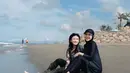 Main di pantai, Irish Bella dan putri sambungnya kenakan baju renang yang sopan dan tertutup [@_irishbella_]