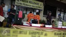 Polres Pelabuhan Tanjung Priok merilis sebanyak 3770 materai palsu, puluhan obat-obat ilegal, dan barang bukti protitusi online, Jakarta, Selasa (11/4). (Liputan6.com/Faizal Fanani)