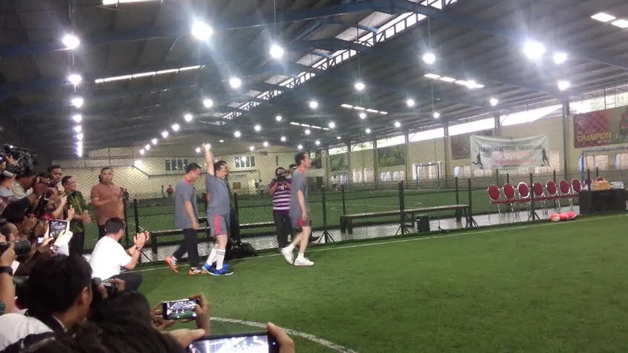 Jokowi bermain Futsal bersama beberapa menteri di Kabinet Kerja 