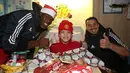 Pemain Manchester United, Zlatan Ibrahimovic dan Paul Pogba membagikan hadiah Natal saat mengunjungi Rumah Sakit Anak di Manchester, (18/12/2017). (Bola.com/Dok.Manutd.com)