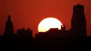 Downtown Kansas City di Missouri berdiri di langit saat matahari terbenam pada  8 Juli 2020. (AP Photo / Charlie Riedel)
