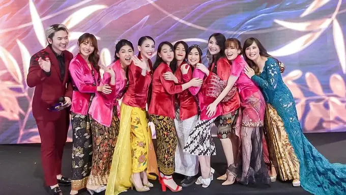 Gaya 9 Anggota Cherrybelle Kompak Kenakan Kebaya