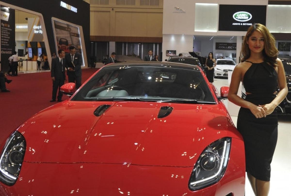 Aduhai model-model seksi hiasi pameran otomotif GIIAS 2015