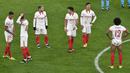 Pemain Sevilla tampak lesu usai ditaklukkan Borussia Dortmund pada laga Liga Champions di Stadion Signal Iduna Park, Rabu (10/3/2021). Kedua tim bermain imbang 2-2. (AP Photo/Martin Meissner, Pool)