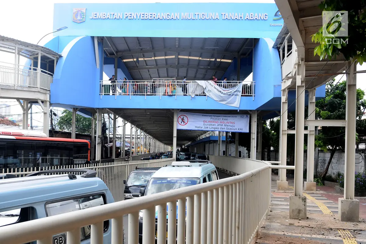 Mulai Hari Ini, Pejalan Kaki Dilarang Lewati Bawah Skybridge Tanah Abang