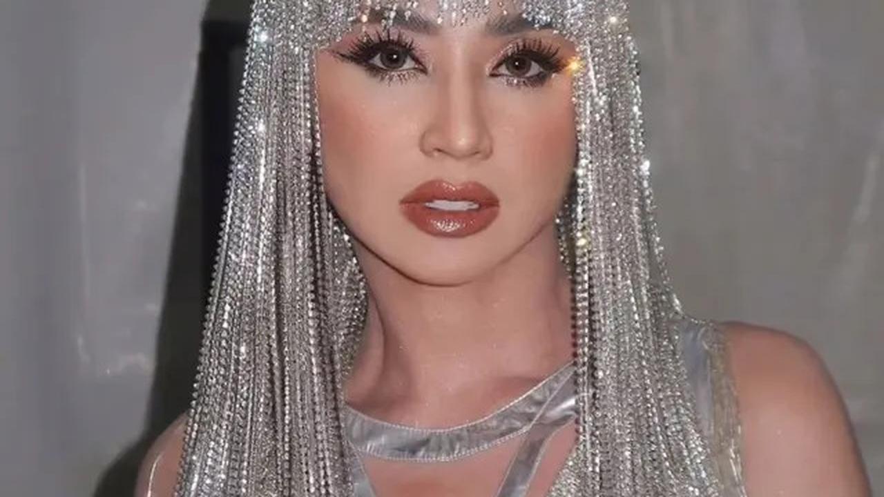 7 Potret Dewi Perssik Pakai Gaun Perak, Mahkotanya Bak Rambut Cleopatra