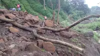 Akses Jalan di Kecamatan Jatibanteng Tertutup Longsor, BPBD Situbdono Kirim Alat Berat