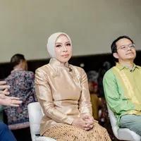 Melly Goeslaw dilantik jadi anggota DPR dengan kebaya janggan satin berwarna cokelat keemasan [@melly_goeslaw]