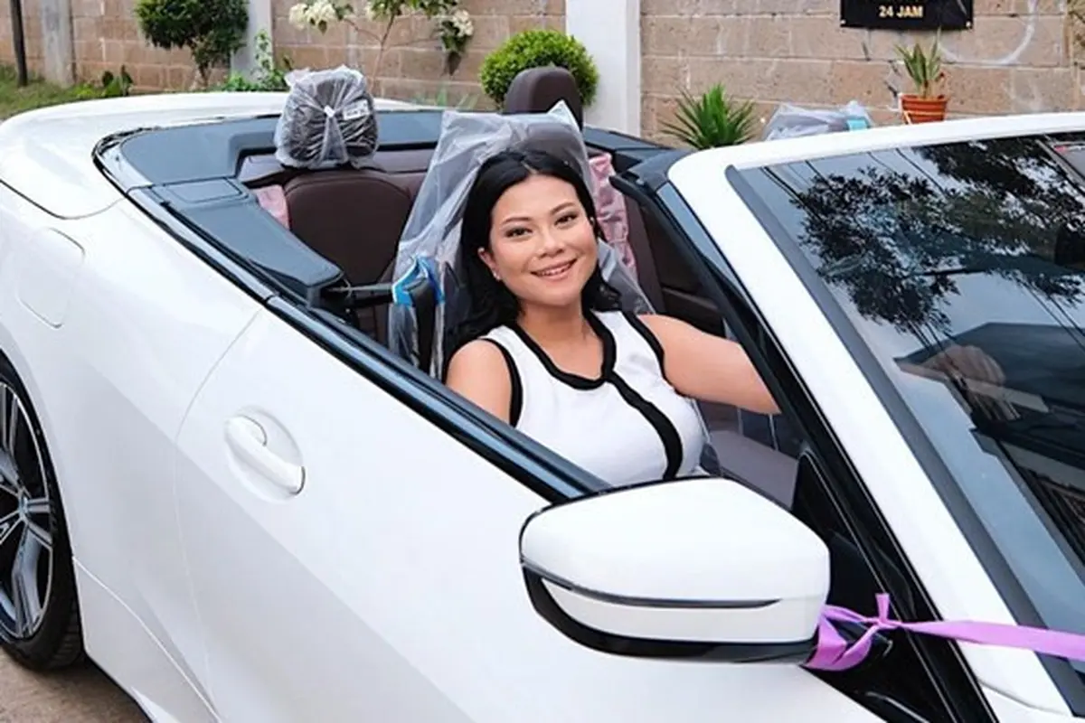 Tak Ingin Pakai Mobil Bekas Selingkuh, Ini 5 Potret Hanum Mega Pamer BMW Baru