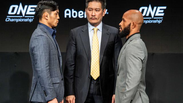 Petarung AS, Demetrious Johnson (kanan) akan berhadapan dengan petarung Jepang, Yuya Wakamatsu, di ONE: A New Era, Minggu (31/3). (ONE Championship)