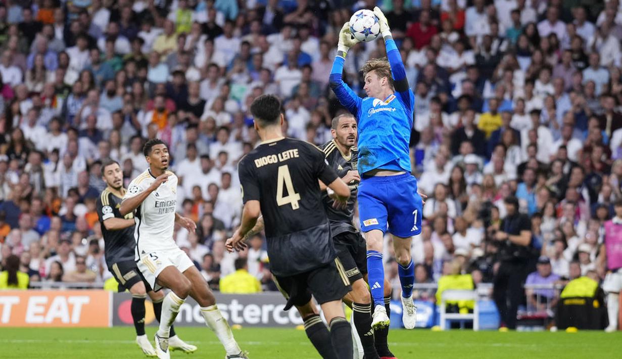 Kiper Union Berlin, Frederik Ronnow, menangkap bola saat melawan Real Madrid dalam matchday 1 Grup C Liga Champions 2023/2024, di Stadion Santiago Bernabeu, Madrid, Rabu (20/9/2023). (AP Photo/Manu Fernandez)