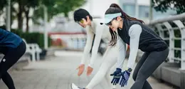 Tidak harus selalu olahraga berat, aktivitas seperti berjalan kaki atau melakukan stretching juga dapat menjadi bagian dari rutinitas yang lebih aktif. (Foto/Dok: Pexels)