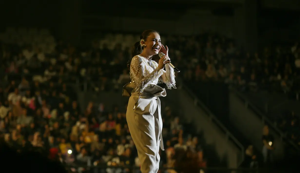 Rossa konser di Tennis Indoor Gelora Bung  Karno (GBK), Senayan, Jakarta Pusat. (Adrian Putra/Fimela.com)