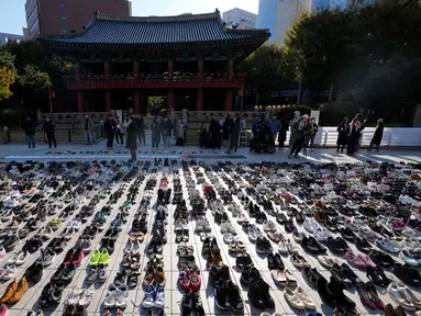 Sekitar 2.000 pasang sepatu yang melambangkan seluruh korban di Gaza, Tepi Barat, dan Israel ditempatkan sebelum unjuk rasa di Seoul, Korea Selatan, Jumat (17/11/2023). Sekitar 2.000 pasang sepatu disumbangkan oleh orang-orang yang berdiri dalam solidaritas dan ditempatkan oleh anggota kelompok sipil di pusat Kota Seoul. (AP Photo/Lee Jin-man)