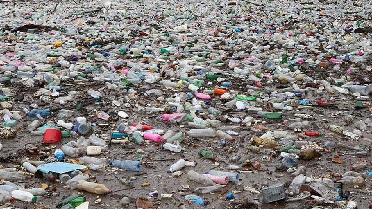 FOTO: Miris! Penampakan Berton-ton Sampah Membentuk 'Pulau' di Sungai Bosnia