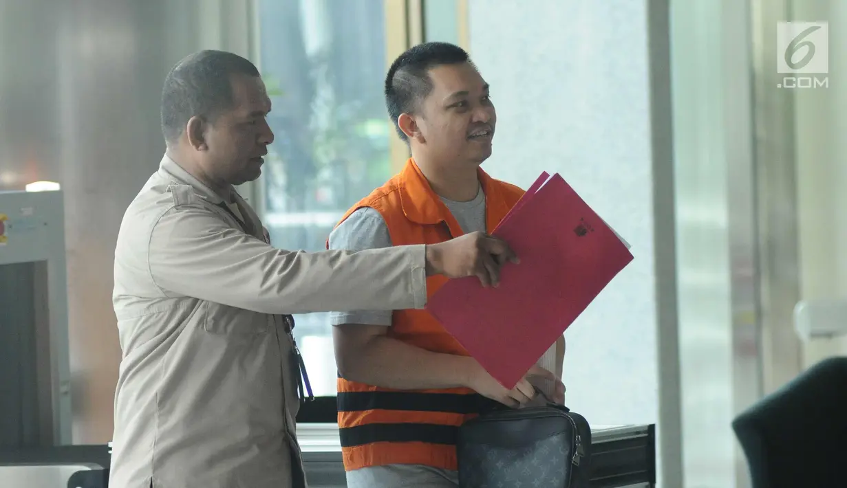 Anggota Komisi XI DPR RI FPG Aditya Anugrah Moha (kanan) memasuki Gedung KPK, Jakarta, Selasa (10/10). Aditya menjalani pemeriksaan perdana, pasca ditahan KPK sebagai tersangka kasus dugaan suap kepada Ketua PT Manado. (Liputan6.com/Helmi Fithriansyah)