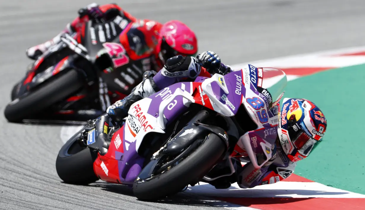 Jorge Martin pun tak ingin membuang peluang dan langsung menyalipnya. Bahkan, Aleix Espargaro baru sadar beberapa saat jika balapan belum usai karena pebalap lainnya masih memacu motornya dengan kecepatan penuh. (AP/Joan Monfort)