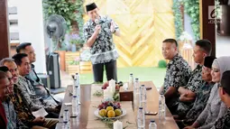 Suasana prosesi lamaran aktris Shinta Bachir dengan anggota DPRD Sidrap, Idham Masse di kawasan Bambu Apus, Jakarta, Sabtu (8/9). Pasangan yang terpaut usia 13 tahun tersebut melangsungkan lamaran, setelah mereka taaruf. (Liputan6.com/Faizal Fanani)
